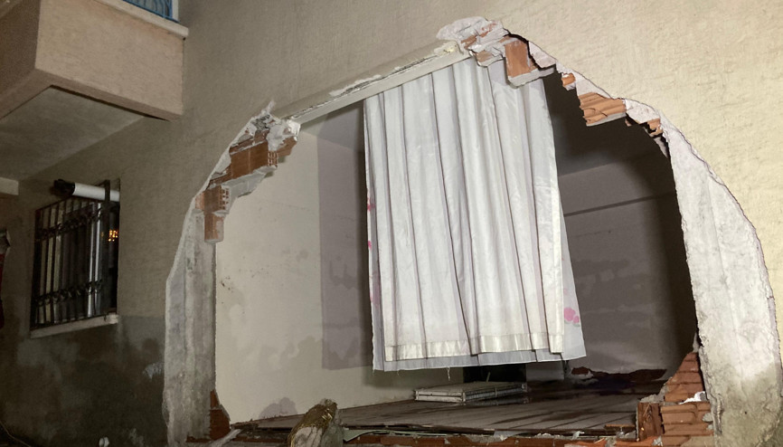 Ankarada sağanak sele neden oldu; evin oda duvarı yıkıldı