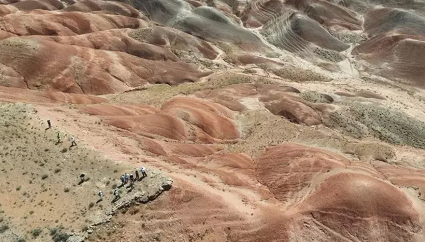 Marsı andıran Gökkuşağı Tepeleri ziyaretçi akınına uğruyor