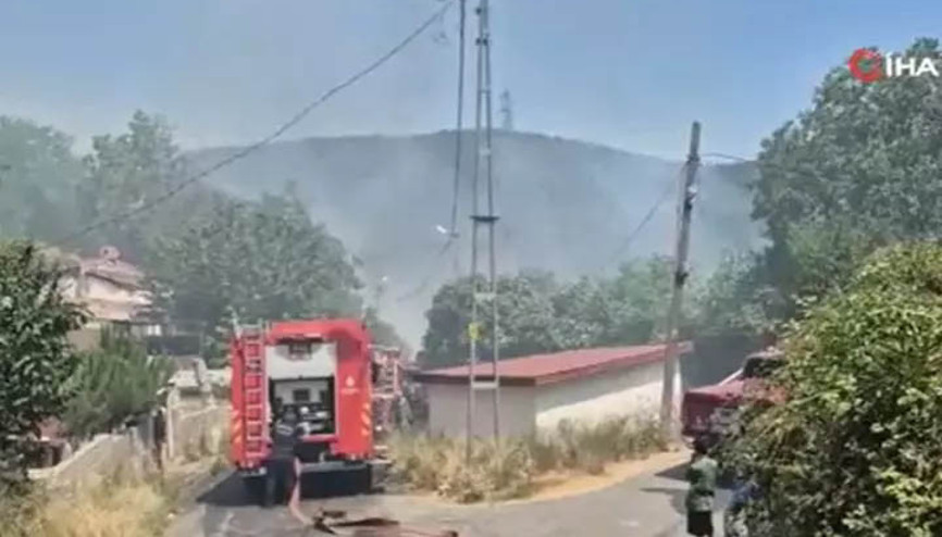 Sultangazi’de korkutan yangın: Otluk alanda çıkan yangın gecekondulara sıçradı