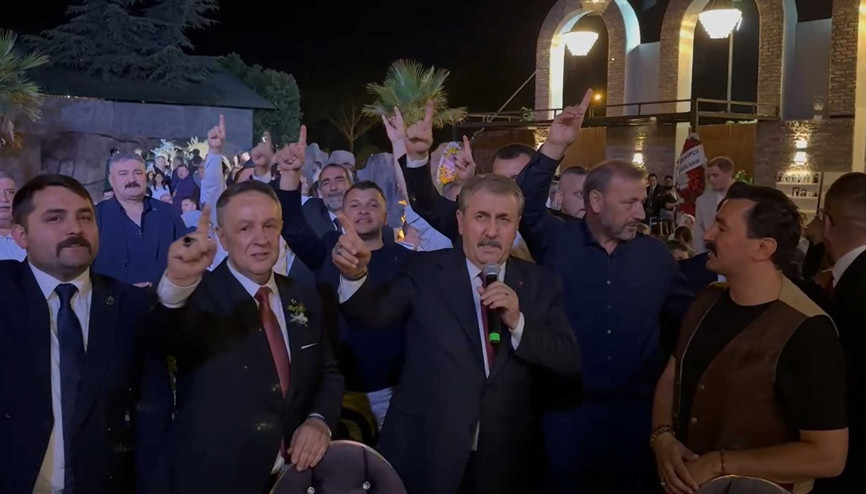 BBP Genel Başkanı Destici katıldığı düğün töreninde türkü söyledi