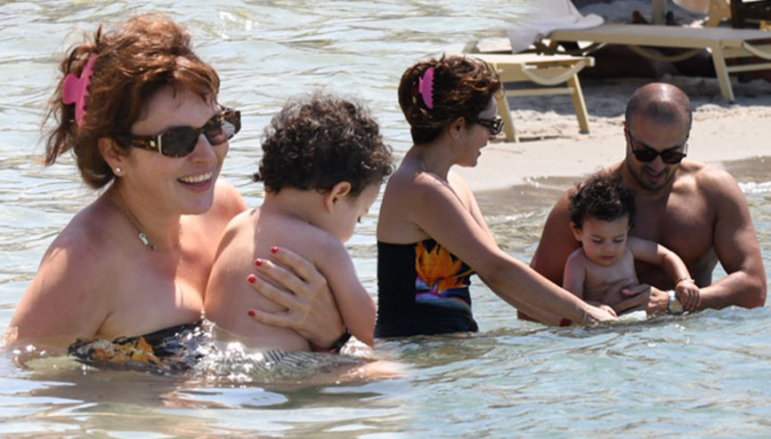 Ezgi Mola ve Mustafa Aksakallı tatilde Ayrılsak da beraberiz...