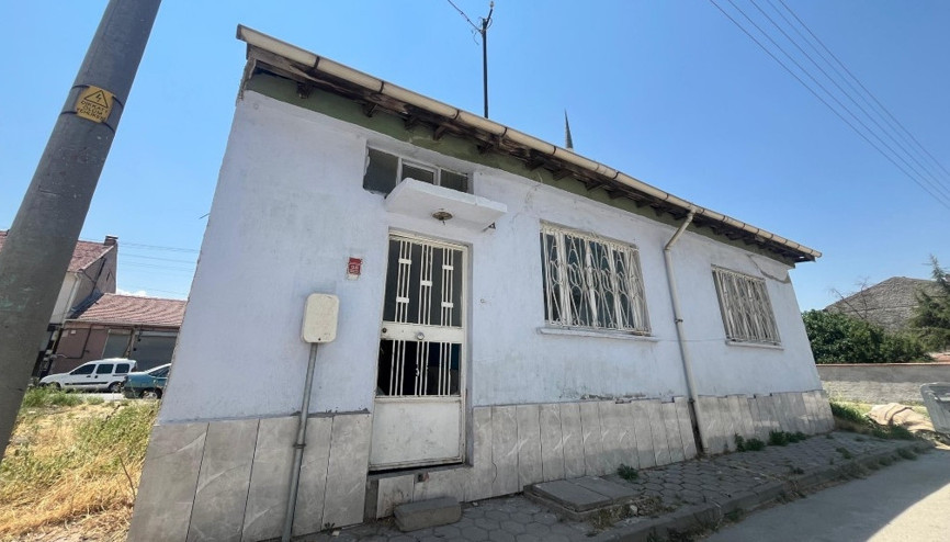 Bu ne cüret Sahipleri vefat edince, levye ile eve girip yerleştiler