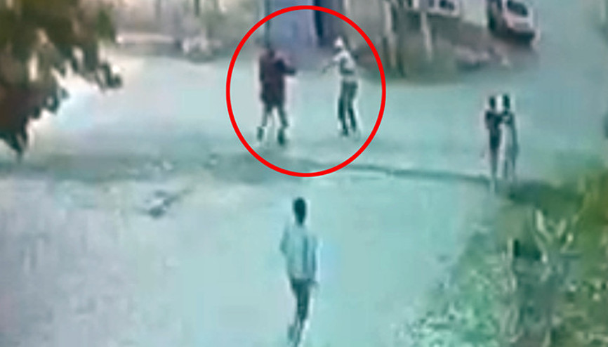 93 yaşındaki dayı dehşet saçtı Köy meydanında bastonla kovalayıp yeğenini vurdu 93 yaşındaki dayı dehşet saçtı Köy meydanında bastonla kovalayıp yeğenini vurdu