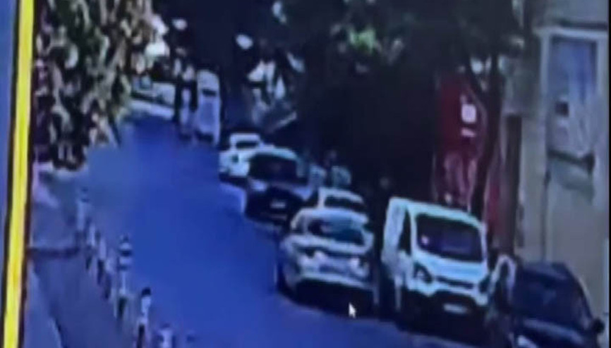 Kendilerini polis olarak tanıtıp yaklaşık 2 milyon lira çalan İranlı 2 kişi tutuklandı Kendilerini polis olarak tanıtıp yaklaşık 2 milyon lira çalan İranlı 2 kişi tutuklandı