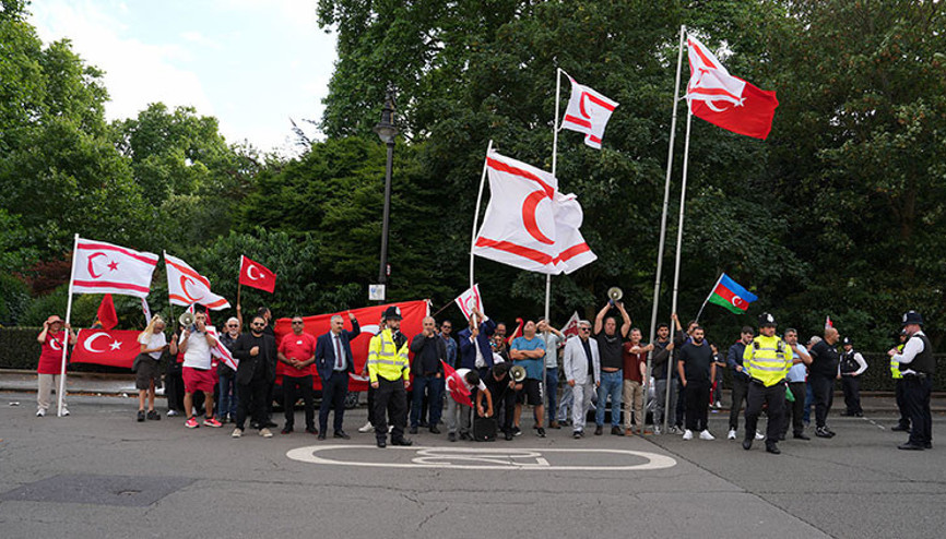 Türk toplumundan Londra’da anlamlı destek: Bayrak nöbetiyle Milli Birlik Mesajı