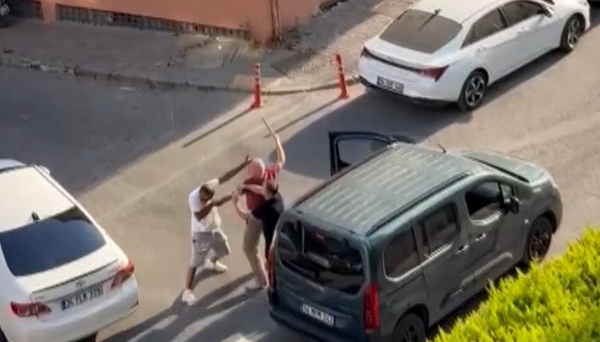 Bağcılar’da tartıştığı sürücüye küfretti, sopa darbesiyle yere düşüp yaralandı Bağcılar’da tartıştığı sürücüye küfretti, sopa darbesiyle yere düşüp yaralandı