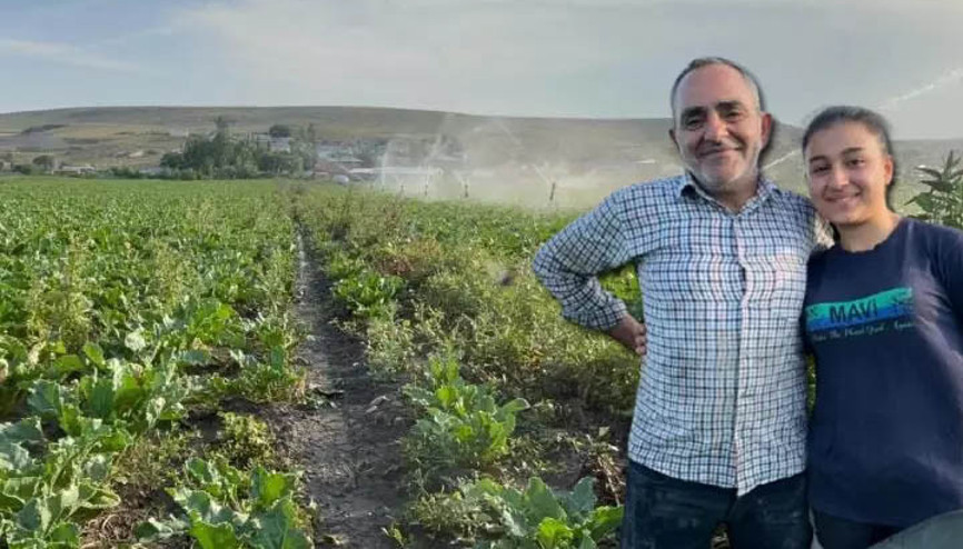 Karslı çiftçi baba çocuklarını okutmak için pancar ekiyor