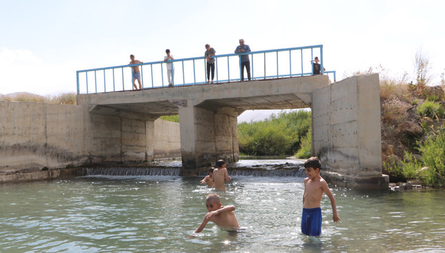 Yüksekovada sıcaklardan bunalanların serinleme yöntemi: Eriyen kar suları buraya geliyor... Yüksekovada sıcaklardan bunalanların serinleme yöntemi: Eriyen kar suları buraya geliyor...