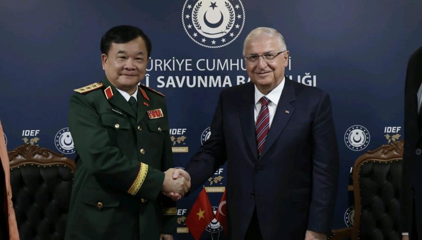 Bakan Güler, IDEFte Vietnam ve Pakistanlı yetkilileri kabul etti