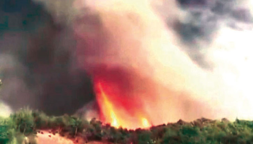 Orman yangınında alevden hortum