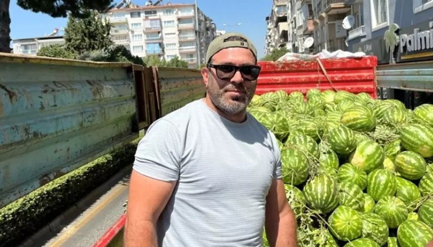 Babasının ölüm yıldönümünde 1 kamyon karpuz dağıttı