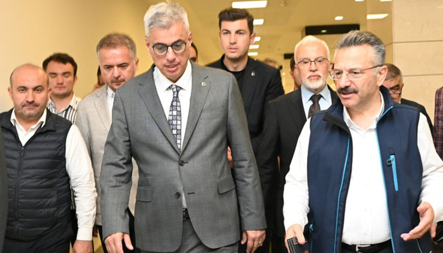 Bakan Memişoğlu, Eskişehirdeki orman yangınında yaralanan işçiyi hastanede ziyaret etti