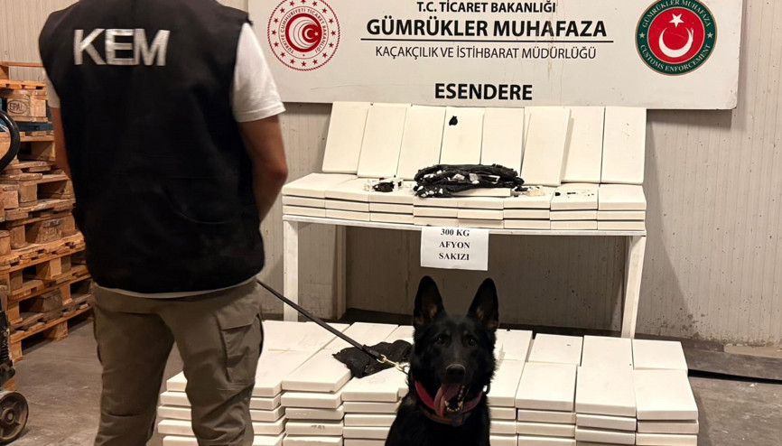 İrandan Türkiyeye giriş yapan TIRda 300 kilo uyuşturucu ele geçirildi; sürücü gözaltında İrandan Türkiyeye giriş yapan TIRda 300 kilo uyuşturucu ele geçirildi; sürücü gözaltında