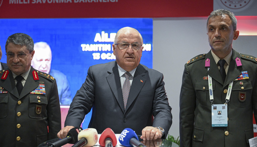 Milli Savunma Bakanı Gülerden IDEF 2025te Aile Yılı Standına ziyaret