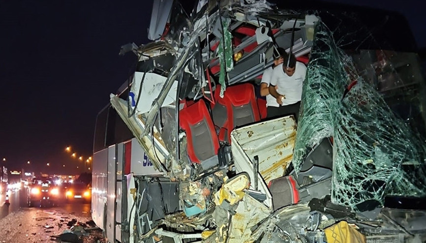 TAG Otoyolu Tarsus geçişinde yolcu otobüsü TIRa arkadan çarptı; 9 yaralı