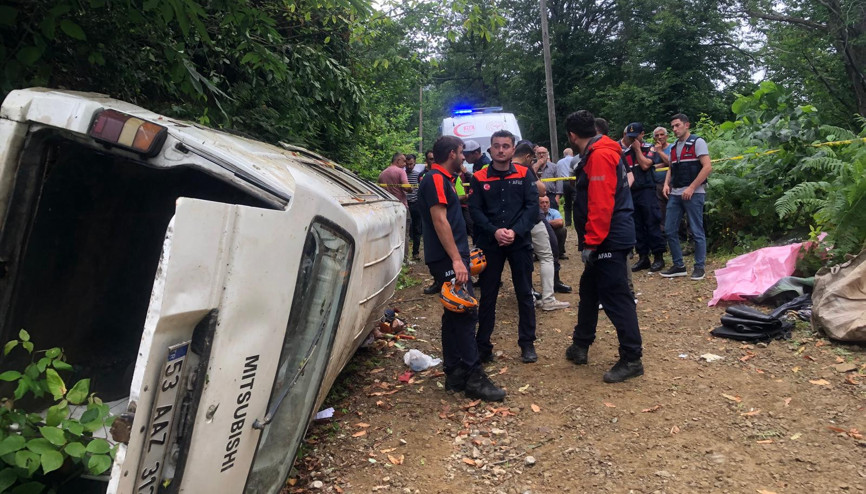 Rizede minibüs, yamaçtan yuvarlandı; 2 ölü, 3 yaralı Rizede minibüs, yamaçtan yuvarlandı; 2 ölü, 3 yaralı