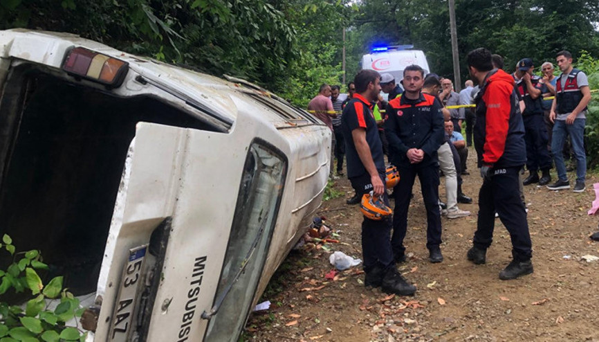 Rizede feci kaza Minibüs, yamaçtan yuvarlandı: 2 ölü, 3 yaralı Rizede feci kaza Minibüs, yamaçtan yuvarlandı: 2 ölü, 3 yaralı