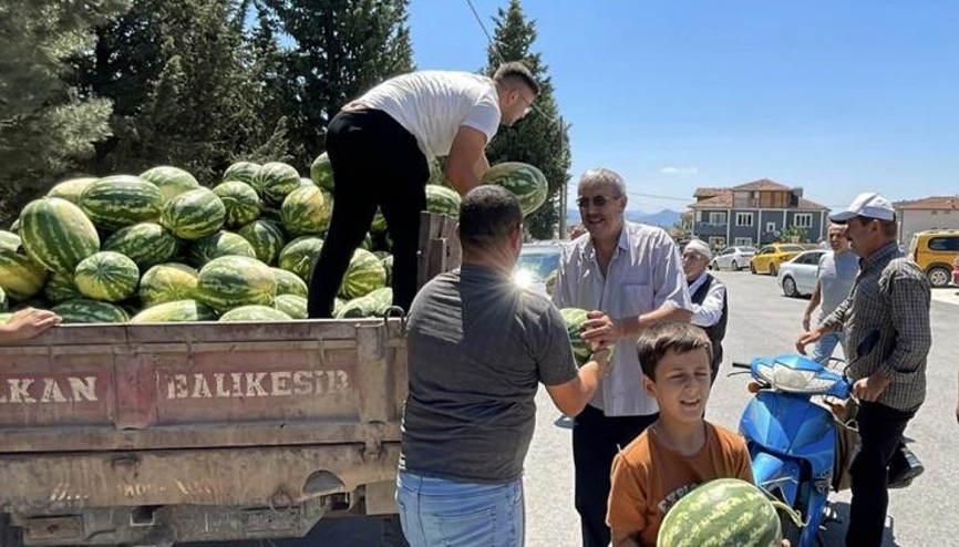Parasıyla satın aldı bedava dağıttı Bir kamyon dolusu... Tarlada çürümesin istedik