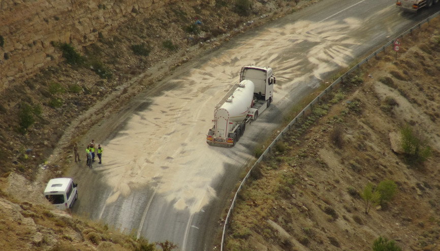 Gercüş’te yola dökülen madeni yağ ulaşımı aksattı