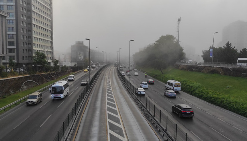 İstanbul sis altında kaldı: Görüş mesafesi düştü