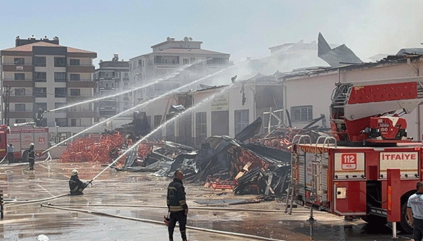 Gaziantepte meslek lisesinde yangın... Ekipler yangını söndürmek için çatıyı yıktı