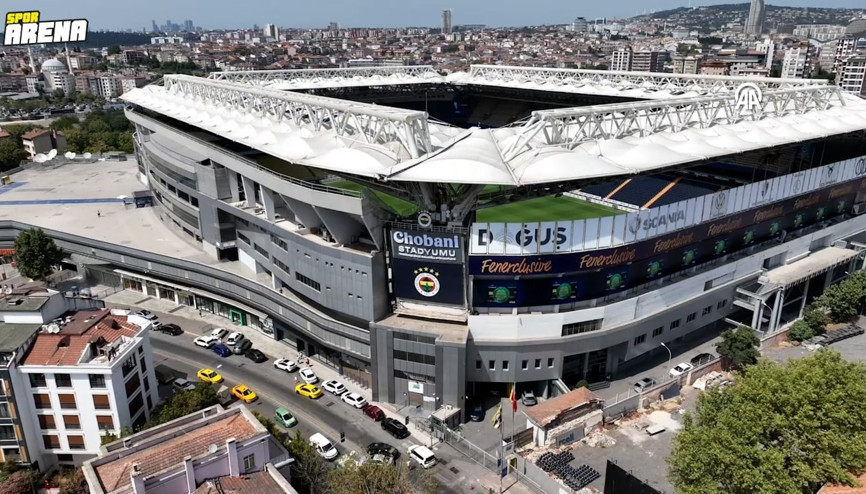 Fenerbahçenin yeni sponsoru Chobaninin tabelaları stada asıldı
