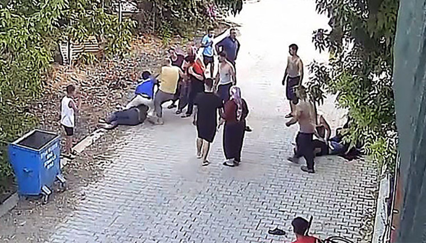 Miras anlaşmazlığı kavgasında oğullarını tüfekle vurmuştu... Görüntüleri ortaya çıktı: Yerde tekmelemiş