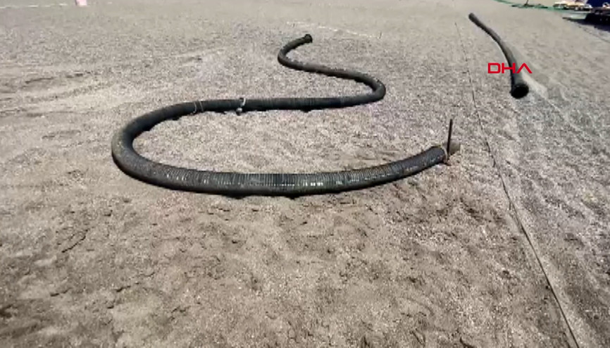 Kirlilikle gündeme gelen sahilde 500 metrelik boru kıyıya vurdu