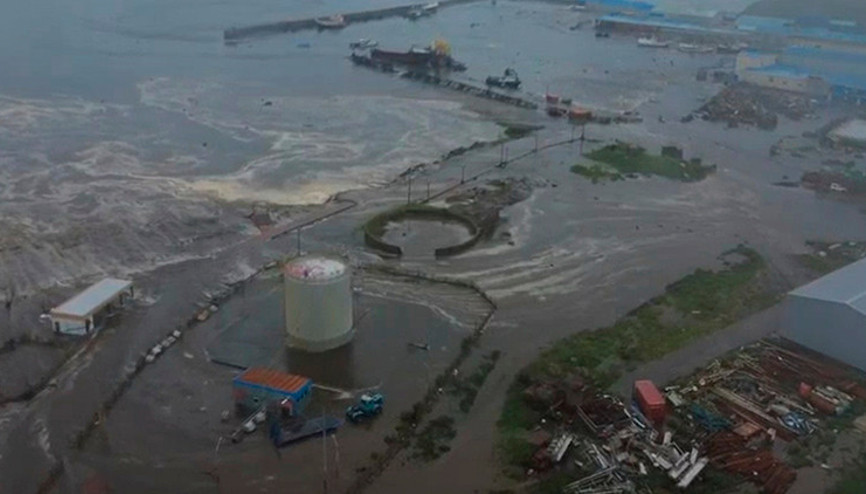 Tsunami Rusyadaki kasabayı sular altında bıraktı Dünya alarmda: Kıyılardan uzak durun