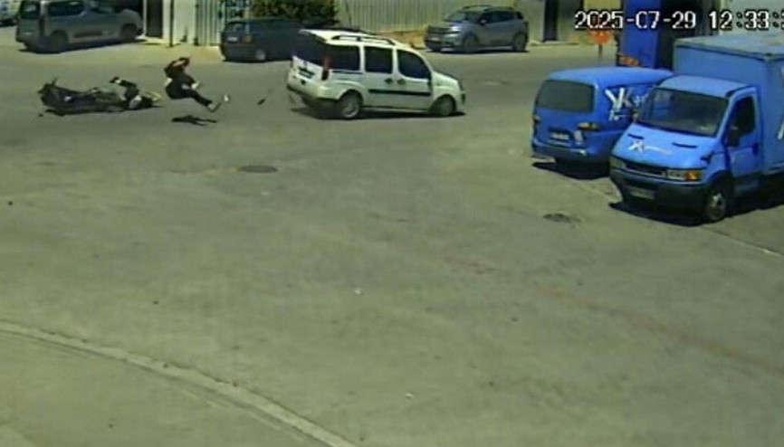 Hafif ticari araçla çarpışan motosikletin 17 yaşındaki sürücüsü öldü