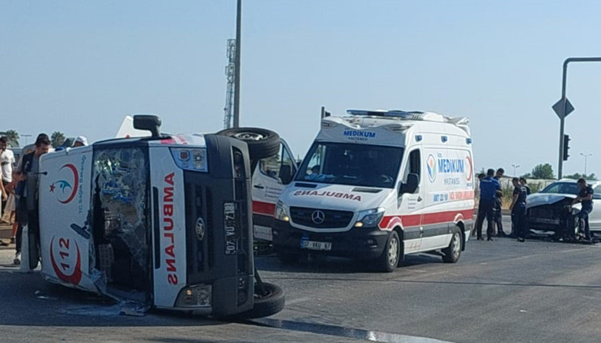 Ambulans kaza yaptı: 3 yaralı Ambulans kaza yaptı: 3 yaralı