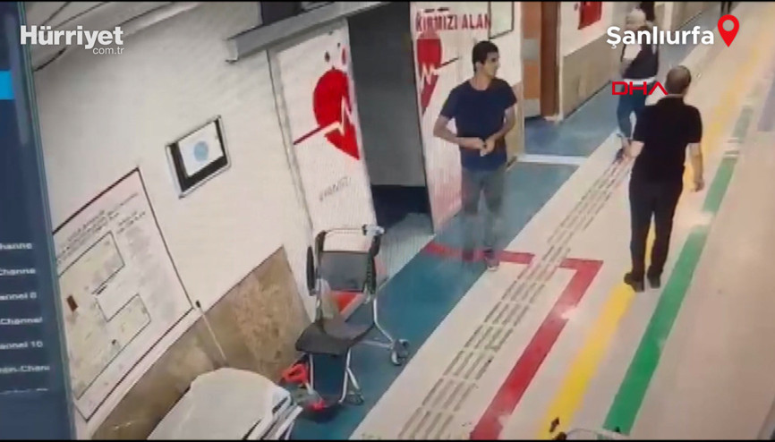 Acil servise girip, doktor ve güvenlik görevlisini bıçakladı; o anlar kamerada