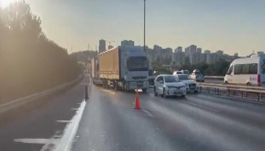 Başakşehir TEM Otoyolunda kamyonet devrildi; trafik yoğunluğu oluştu