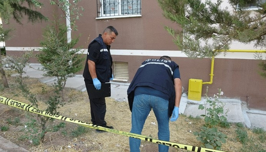 Ekmek getiren annesine bakan Zeynep, 4’üncü kattan düştü