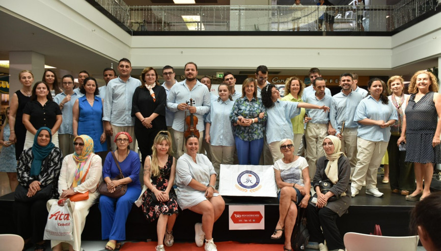 Demokrasi’den genç yaşta büyük başarılar Demokrasi’den genç yaşta büyük başarılar