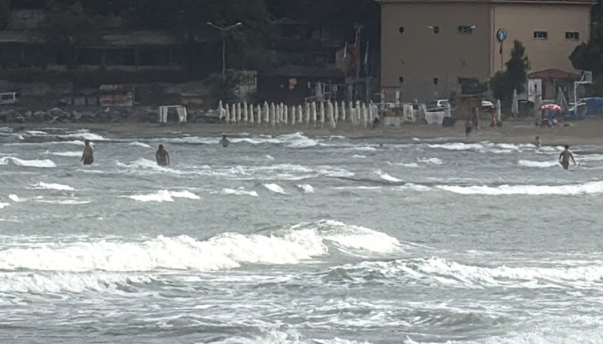 Bartında sağanak ve kuvvetli rüzgar Denize girmek yasaklandı Bartında sağanak ve kuvvetli rüzgar Denize girmek yasaklandı