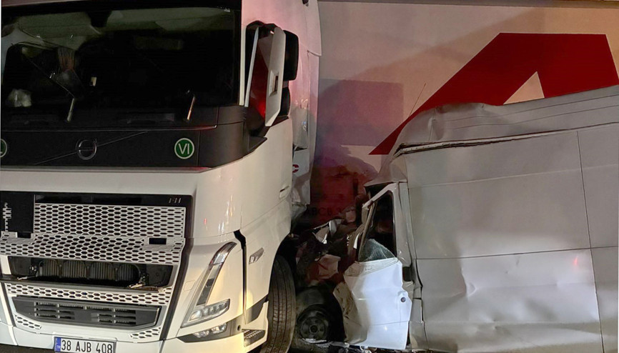 Gaziantep’te TIR ile minibüs çarpıştı:1 ölü,1 yaralı Gaziantep’te TIR ile minibüs çarpıştı:1 ölü,1 yaralı