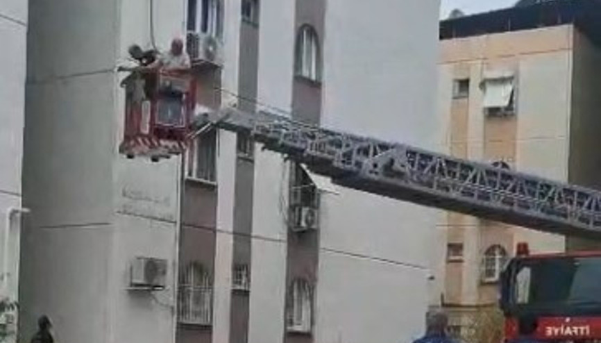 Apartman merdivenleri çöktü, mahsur kalan 10 kişi kurtarıldı