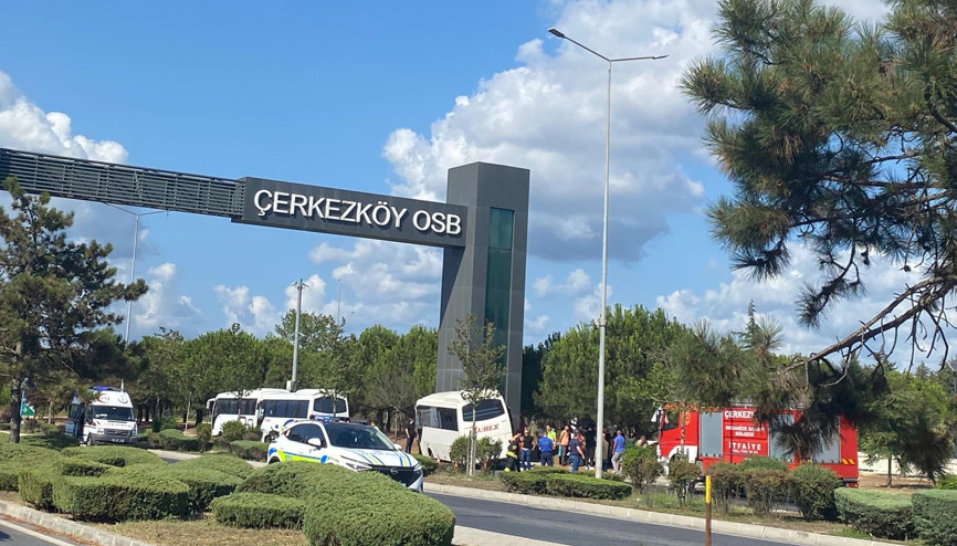 Tekirdağda servis midibüsü, OSB’nin tabela direğine çarptı; 19 yaralı