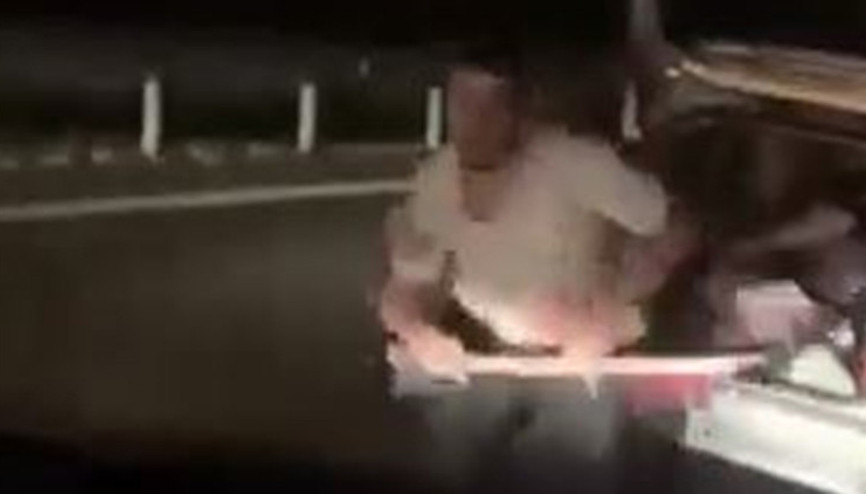 Önünü kestikleri otomobilin sürücüsüne baltayla saldırdılar