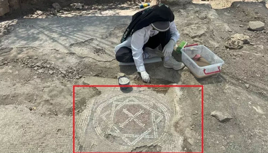 Diyarbakırda mezar kazısında mozaik, Davut yıldızı ve 6 satırlık dilekçe yazısı ortaya çıktı