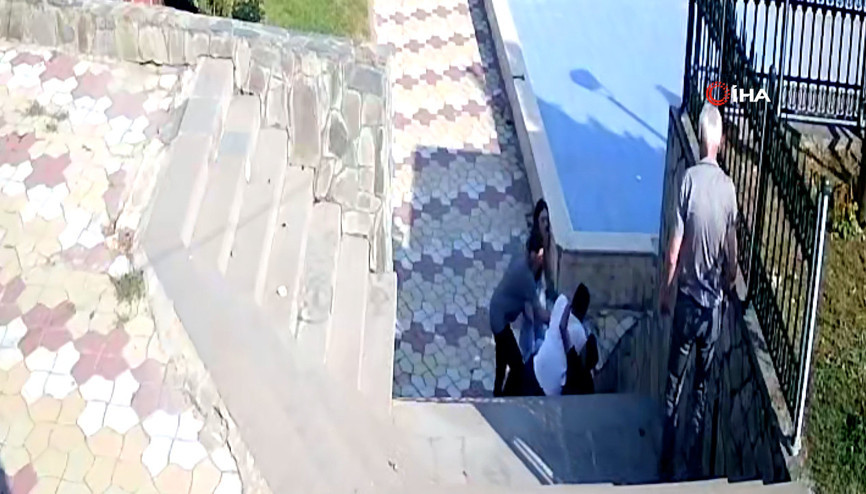 Parktaki çifti uyaran muhtar bıçaklandı: O anlar kamerada