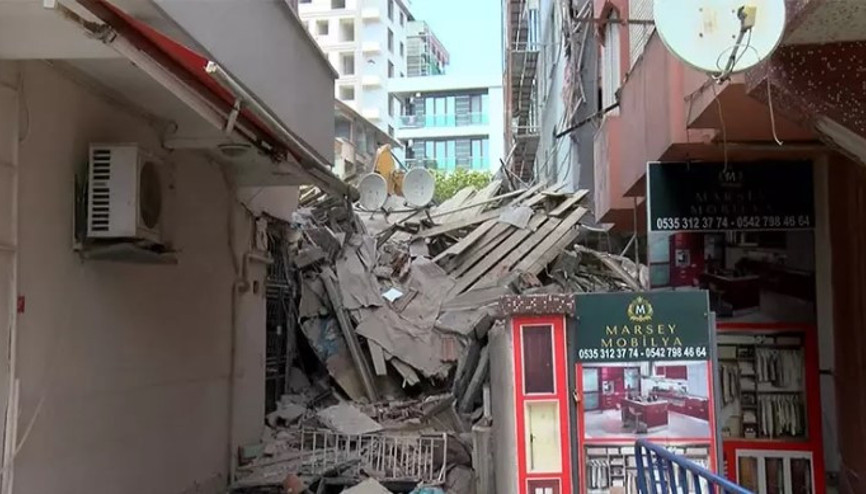 Küçükçekmece’de kentsel dönüşüm kapsamında yıkılan bina bitişikteki apartmanın üzerine çöktü