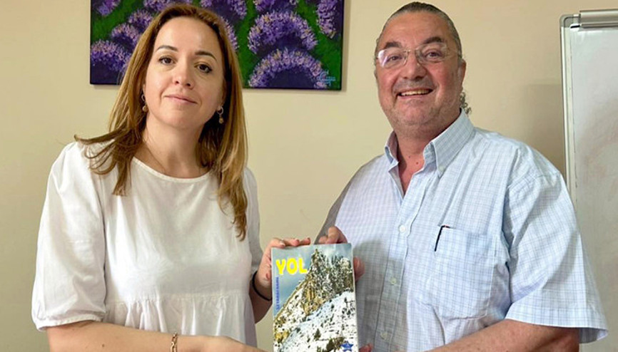 Hasan Çakmak, Gagavuzya Kültür Bakanı Marina Semönova’ya kitabını takdim etti