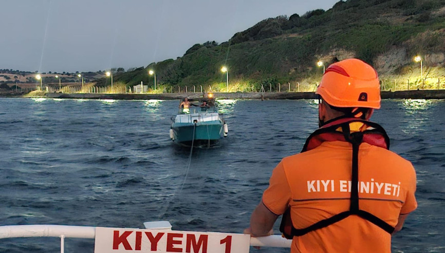Çanakkale Boğazında sürüklenen tekne kurtarıldı