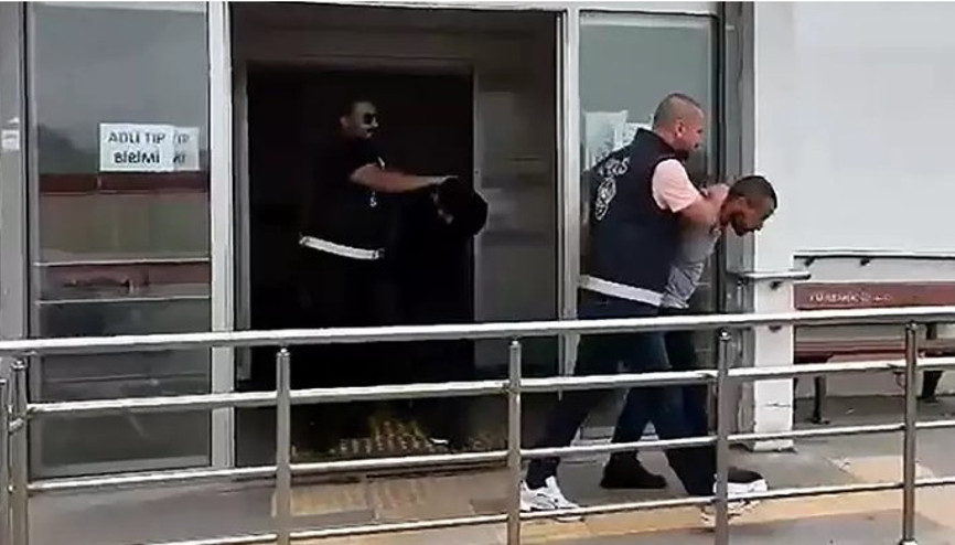 Birlikteliklerine karşı çıkan sevgilisinin ailesine silahlı saldırıya giderken yakalandı