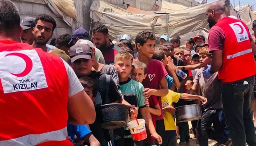 Türk Kızılay’ın Gazze’ye gıda malzemesi taşıyan 165 tırı Refah Sınır Kapısı’ndan geçmeye başladı