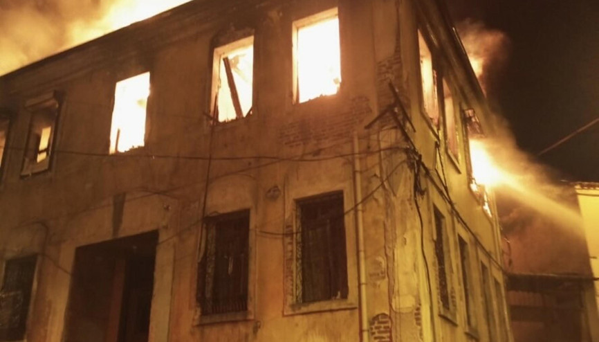 Balıkesirde 2 katlı tarihi bina yandı Balıkesirde 2 katlı tarihi bina yandı