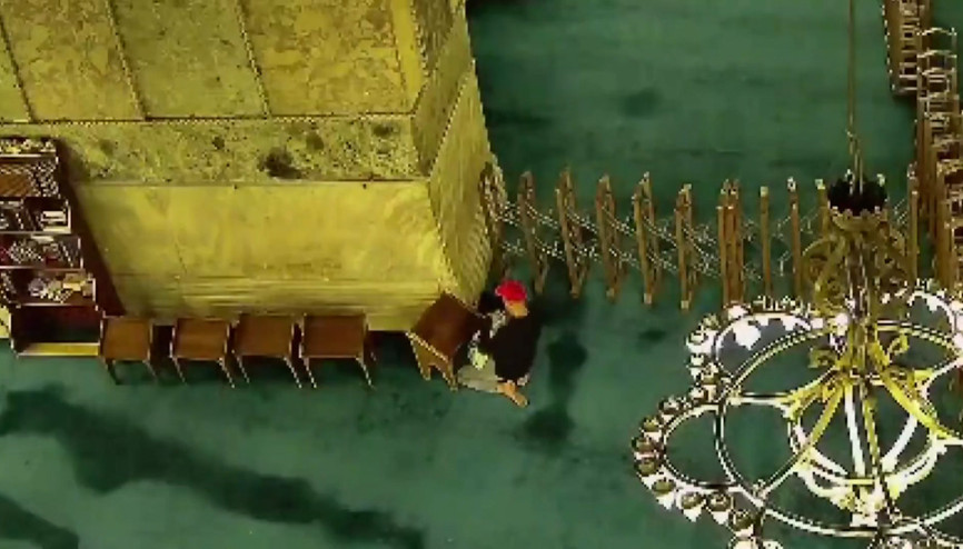 Ayasofya-i Kebir Cami-i Şerifine kundaklama girişimi kamerada