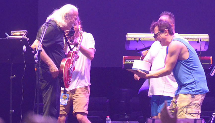 Cahit Berkaya saygı duruşu